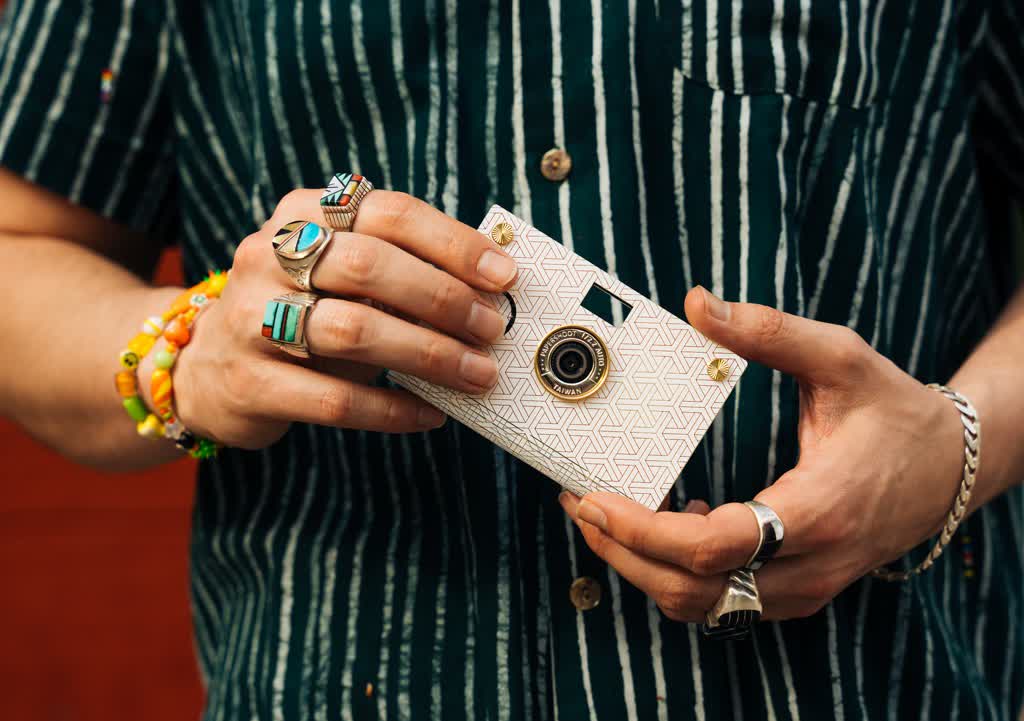 Paper Shoot: The Screen-Free Digital Camera for Mindful Photography